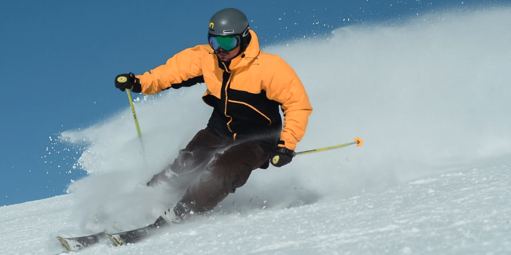 Muška osoba skija na snegu