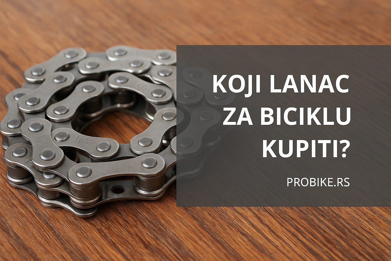 sklopljeni lanac na drvenom stolu