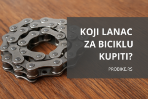 sklopljeni lanac na drvenom stolu