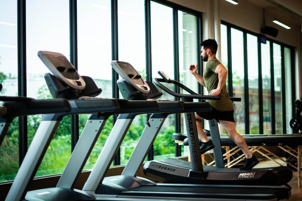 Traka za trčanje u kućnom teretani — fitnes oprema za dom